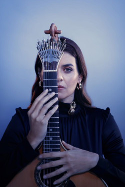 La cantante de fado Cuca Roseta actuá hoy en el Palacio de Festivales