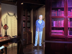 La Casa Museo de Mario Vargas Llosa recupera los hologramas del Premio Nobel en su reapertura