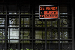 La compraventa de viviendas cay&oacute; un 10,2% en abril, mientras que el precio subi&oacute; un 9,4%, seg&uacute;n los notarios