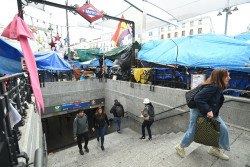 La Comunidad asegura que cerrar&aacute; Sol "si vuelven a encontrar problemas de salubridad" y exige desalojar acampada