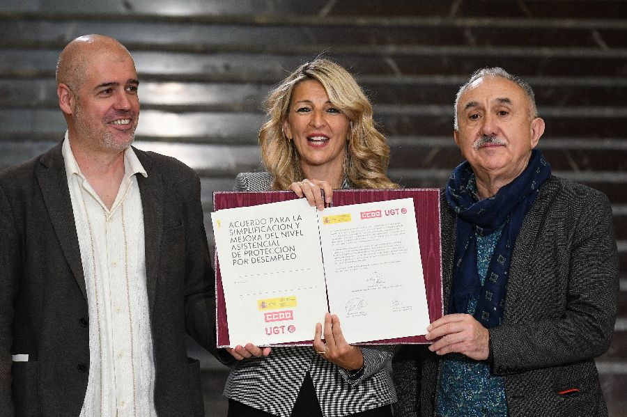 La comunista Díaz firma con CCOO y UGT la reforma del subsidio de paro ...