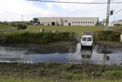La contaminación de Solvay en Playa de Usgo y la "mala gestión" de la EDAR de San Román, banderas negras de Ecologistas