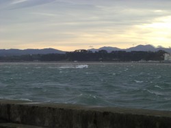 La entrada de un chubasco con viento de más de 30 nudos suspende la tirada del crucero santanderino