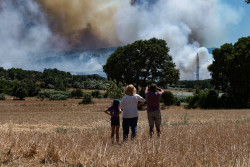 La evoluci&oacute;n del incendio y las condiciones meteorol&oacute;gicas permiten reducir los efectivos en la Bisbal (Girona)