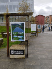 La exposici&oacute;n itinerante `Europa en Torrelavega` llega al exterior del Centro de Adultos Caligrama