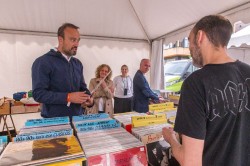 La Feria del Vinilo de Torrelavega abre sus puertas en el Bulevar Demetrio Herrero