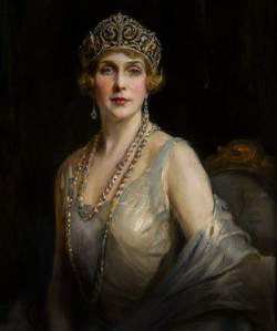 La Galería de las Colecciones Reales dedica una muestra a la reina Victoria Eugenia: "Modernizó la monarquía española"