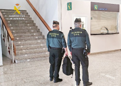 La Guardia Civil devuelve una mochila con 4.400 euros al hombre que la olvid&oacute; en el exterior del Seve Ballesteros