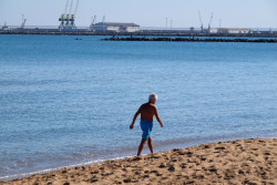 La Guardia Civil empieza a colocar una nueva barrera mar&iacute;tima en el dique sur de Melilla