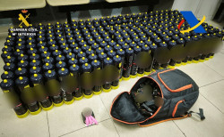 La Guardia Civil interviene en Melilla 235 botellas del "gas de la risa" en un veh&iacute;culo procedente de M&aacute;laga