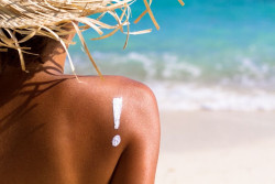 La llegada del verano puede dar lugar a la aparición de brotes de dermatitis, según un experto