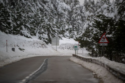 La lluvia corta 40 carreteras secundarias y otras 44 est&aacute;n afectadas por la nieve