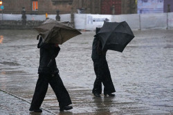 La lluvia, la nieve y las olas pondr&aacute;n ma&ntilde;ana en aviso a once CCAA, con nieves en monta&ntilde;as del sudeste desde 1.100 m