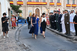 La ministra de S&aacute;nchez Elma Saiz defiende abucheada en  Melilla y con una ciudad espa&ntilde;ola montada en el caos