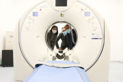 La ministra de Sanidad,Darias,  visita el nuevo equipo adquirido en el marco del Plan INVEAT y en funcionamiento desde octubre en el Hospital Tres Mares de Reinosa 