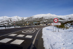 La nieve mantiene cerrados los acceso al Chivo y a Collado de Llesba