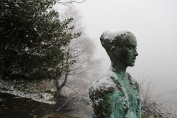 La nieve mantiene cortadas 12 carreteras en 4 CCAA y otras 18 v&iacute;as tienen restricciones y requieren cadenas