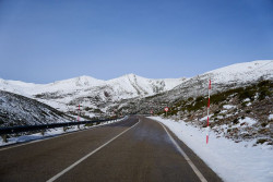 La nieve obliga a cadenas en los puertos de La S&iacute;a y Palombera y en parte de la CA-183