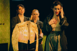 La obra `Las hermanas de Manolete`, dirigida por Gabriel Olivares, recala hoy en el Palacio de Festivales