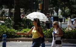 La ola de calor que afecta esta semana a Espa&ntilde;a mantiene ma&ntilde;ana en aviso naranja o amarillo a gran parte del pa&iacute;s