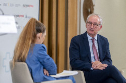 La OMC señala la inestabilidad laboral, la falta de formación y la retribución como principales problemas de los médicos