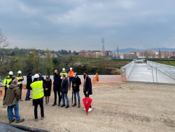 La pasarela sobre el r&iacute;o Saja-Besaya estar&aacute; construida a finales de este mes