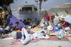 La Polic&iacute;a interviene con disparos al aire para contener a los migrantes que quieren acceder a Loma Colmenar (Ceuta)