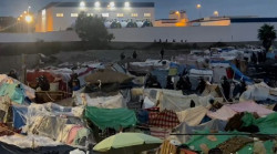 La Polic&iacute;a Nacional inicia el traslado de centenares de migrantes de la playa de Ben&iacute;tez hacia el CATE de Ceuta