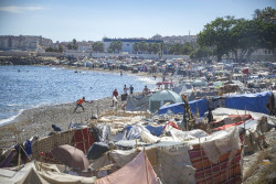 La Polic&iacute;a Nacional se despliega en el Trampol&iacute;n (Ceuta) para desalojar una parte del campamento de migrantes