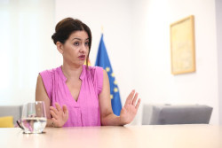 La presunta ministra Rego dice a  Feij&oacute;o que devolver  los ni&ntilde;os y ni&ntilde;as que entraron ilegalmente en Ceuta a sus padres y familias es ilegal 