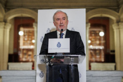 La RAE analizar&aacute; con "rigor" las cr&iacute;ticas de P&eacute;rez-Reverte y no descarta corregir defectos de funcionamiento