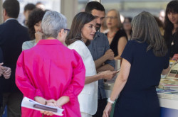 La Reina inaugura una Feria del Libro entre selfies, autógrafos y fotografías de Felipe VI