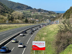 La salida de v&iacute;a de un cami&oacute;n mantiene cortada la A-8 en Laredo sentido Bilbao