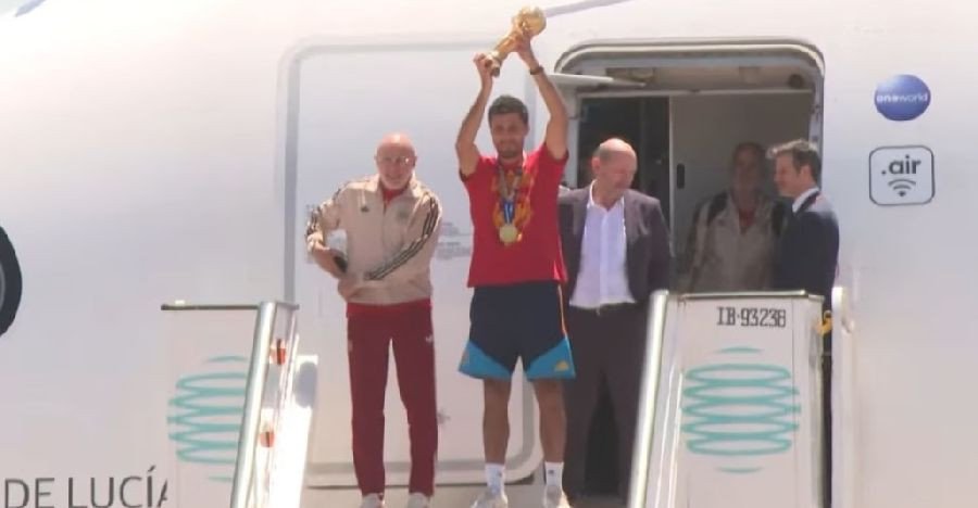 La selecci&oacute;n espa&ntilde;ola llega a Madrid con el trofeo de campeones del mundo