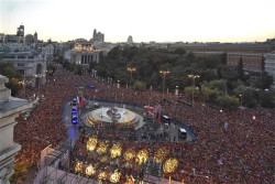 La selecci&oacute;n espa&ntilde;ola se da un multitudinario ba&ntilde;o de masas por la cuarta EURO