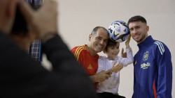 La selecci&oacute;n y Leyendas Espa&ntilde;a, unidos por un calendario solidario 2025 para ayudar a Cris Contra el C&aacute;ncer