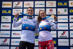 La suiza Lisa Baumann y el franc&eacute;s Simon Chapelet, campeones de Europa de descenso en BTT en La Molina