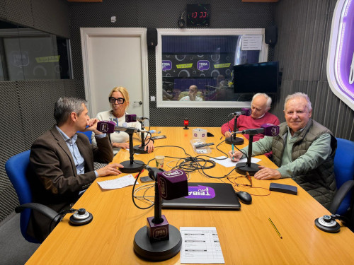 La tertulia de Claudio Acebo y los cántaros de leche de Leire Diez  Por Carlos Magdalena