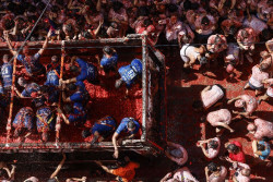 La Tomatina vuelve a llenar las calles de Bu&ntilde;ol de rojo al grito de "tomate": "Quien venga a estar limpio, que no venga"
