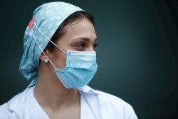 La tos persistente degrada gravemente la eficacia de la mascarilla y algunas gotas pueden viajar 1 metro