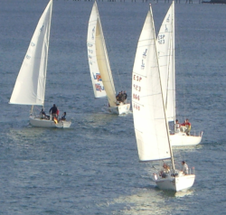 La tripulación del Edificio Castelar se impuso en el J80 Santanderino, por José Francisco García de Soto