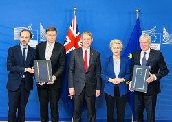 La UE y Nueva Zelanda firman en Bruselas el acuerdo de libre comercio alcanzado en junio de 2022