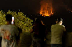 La UME asegura que el incendio entre &Aacute;vila y Madrid est&aacute; contenido "ciertamente", aunque mantiene "cabezas activas"