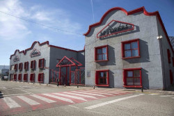 La Vidriera de Maliaño inaugura la exposición `Trastos y Especulaciones` de Teresa Vivas