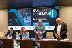 La VII edición de `Bolos en Femenino` enfrentará hoy en Piélagos a las ocho mejores parejas mixtas de España