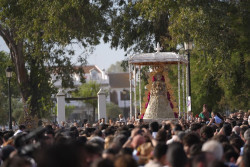 La Virgen del Roc&iacute;o vuelve a su altar a las 13,05 horas tras diez horas por la aldea
