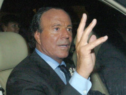 Las extrabajadoras de Julio Iglesias acuden a la ONU para solicitar su intervenci&oacute;n en el caso por "temor a represalias"