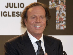 Las extrabajadoras que denunciaron a Julio Iglesias por agresi&oacute;n sexual presentan una querella en la Audiencia Nacional