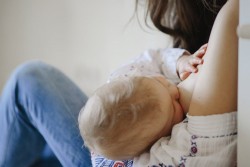 Las mujeres vacunadas contra la COVID-19 transmiten anticuerpos a los bebés amamantados, según estudio