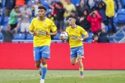 Las Palmas roza la salvaci&oacute;n y el Betis abre la puerta a la Real Sociedad